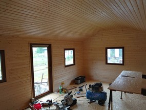 .... byla polo�ena je�t� jedna vrstva OSB desek tak, aby podlaha byla kompaktn� ....